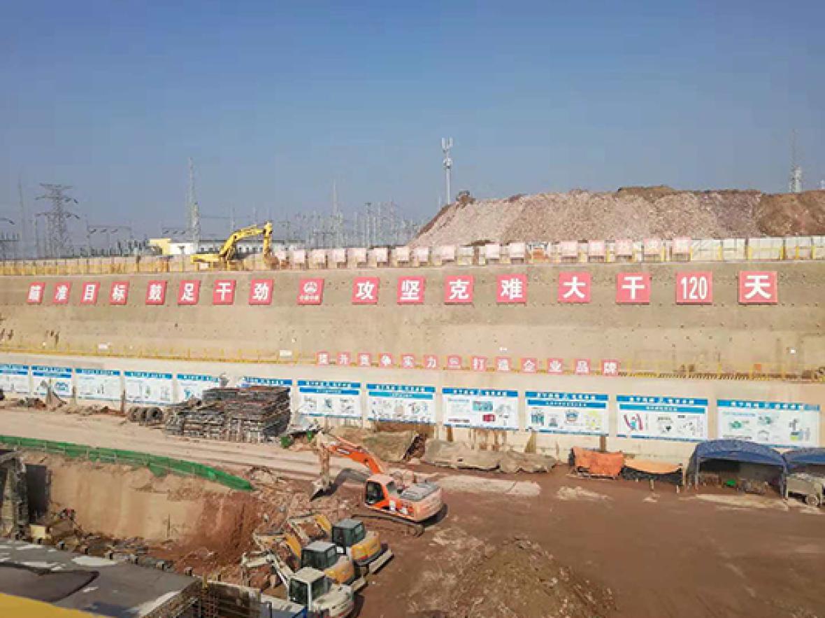 中建二局青岛地铁8号线施工现场(图1)