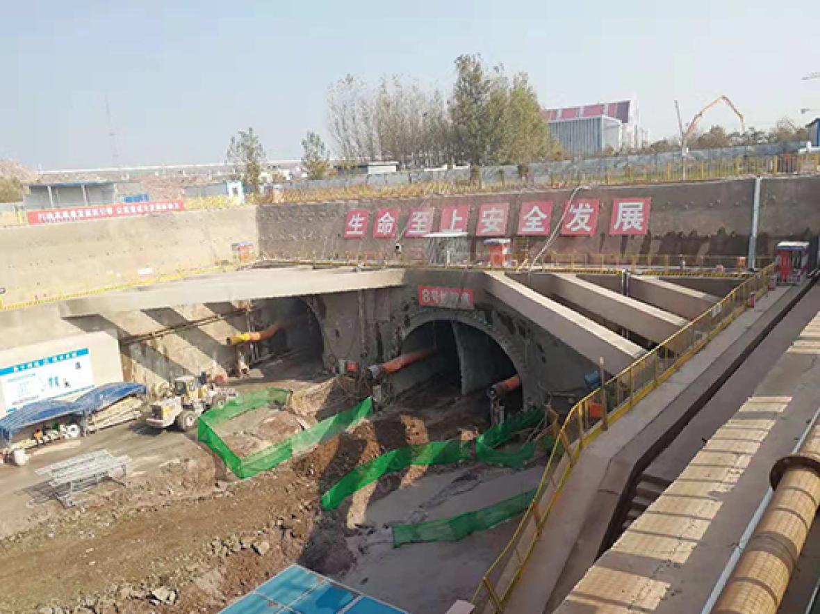 中建八局青岛地铁8号线施工现场(图1)