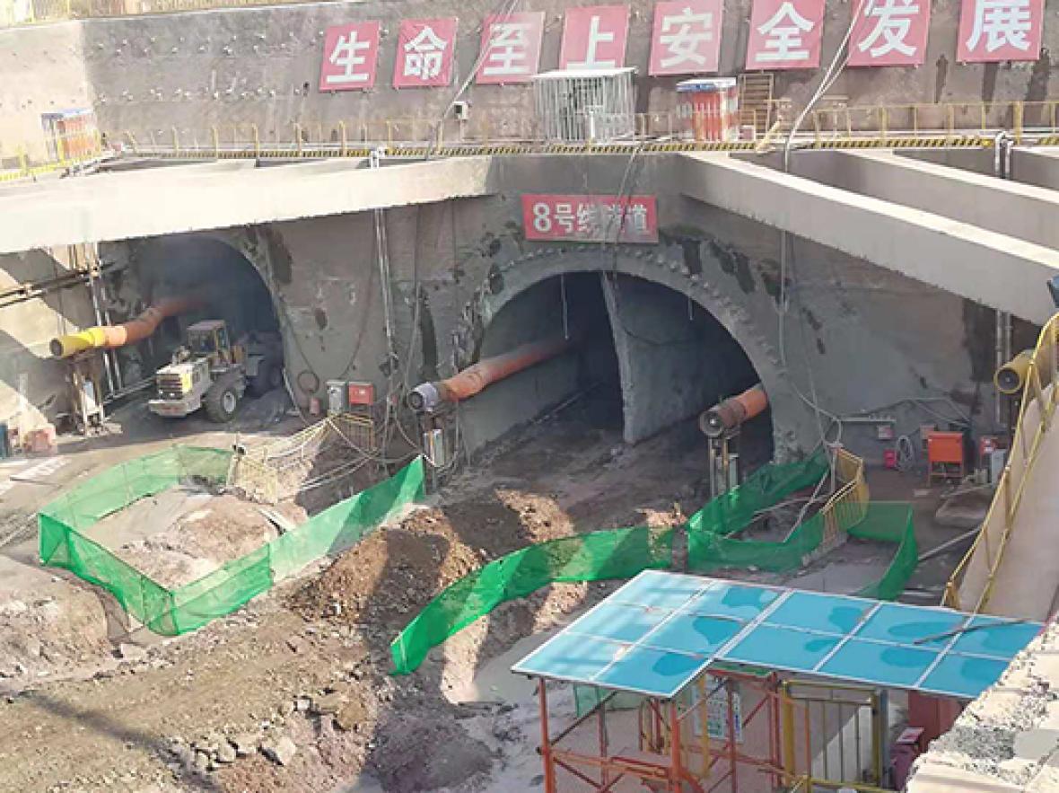 中建八局青岛地铁8号线施工现场(图1)